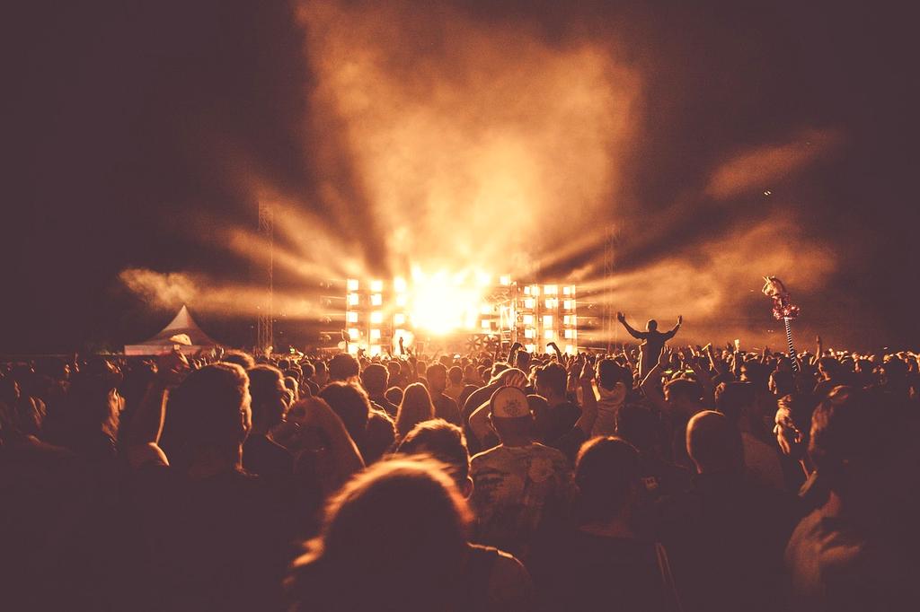 Straßenfestival mit bunten Laternen und Menschen