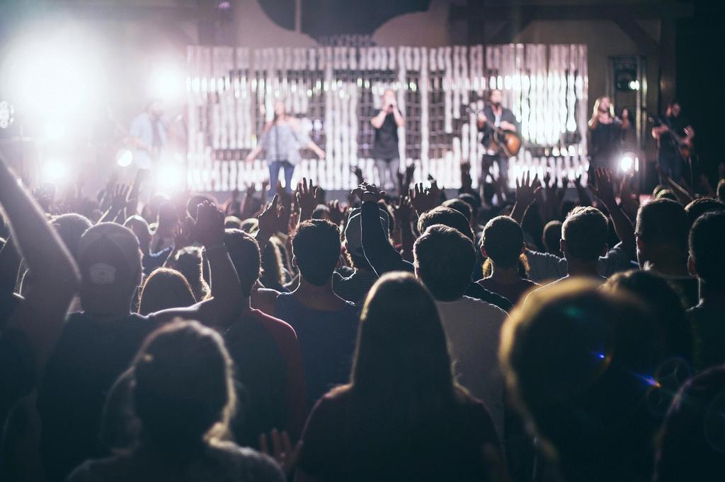 Aufregendes Musikfestival mit jubelnder europäischer Menge