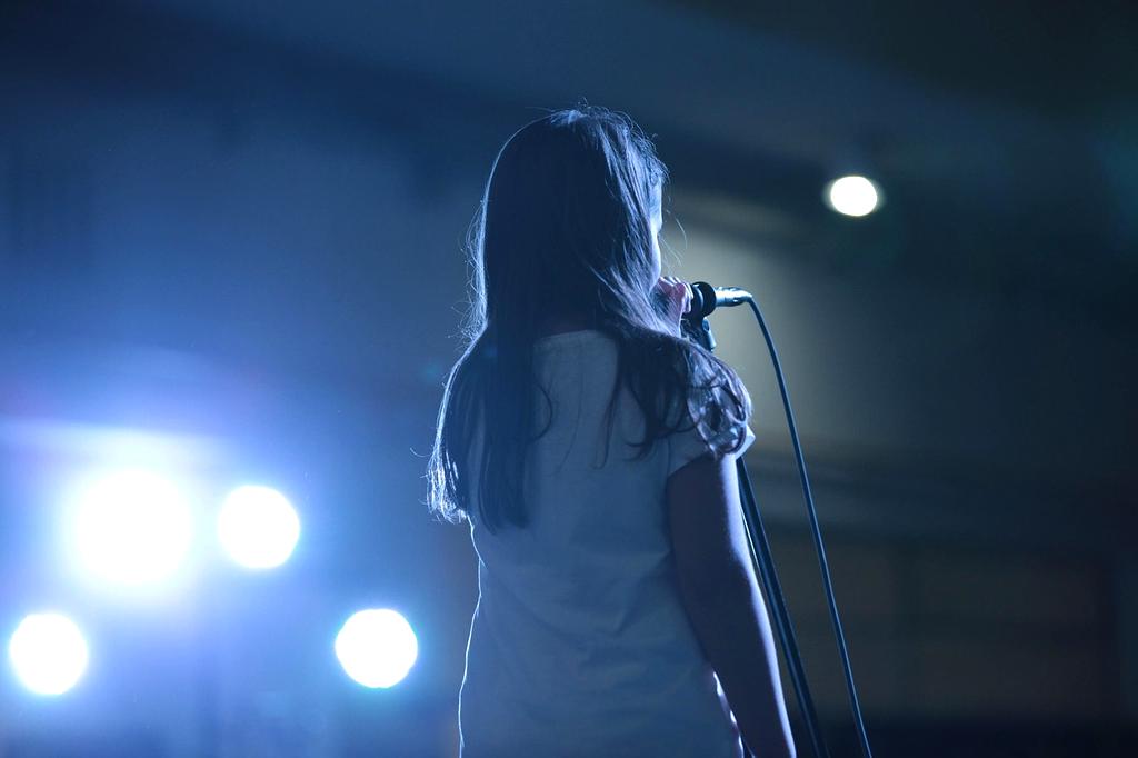 Schauspieler auf einer Theaterbühne im dramatischen Kostüm
